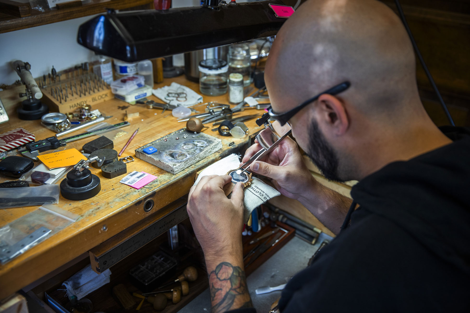 watch battery repair with toungs