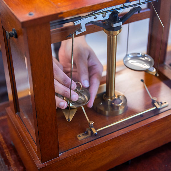 Working putting gold on scale